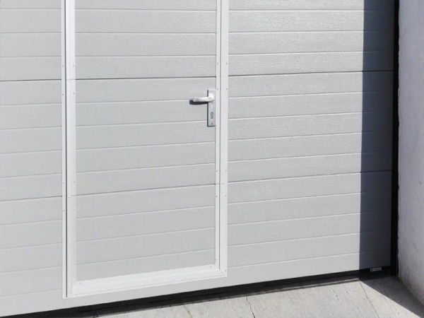 Sekciové garážové brány – prechodové dvere ALTO s vysokým prahom