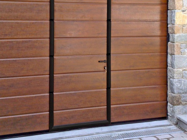 Sekciové garážové brány – prechodové dvere BASSO s nízkym prahom